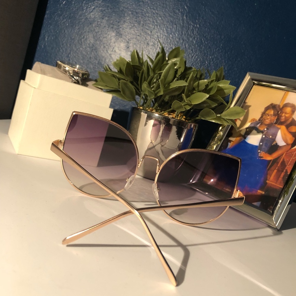 SUNGLASSES 😎 - Picture 3 of 3